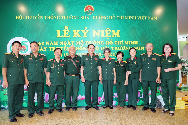 Các cựu chiến binh dự lễ kỷ niệm. (Ảnh: Trọng Đức/TTXVN) ttxvn_chien sy Truong son1.jpg