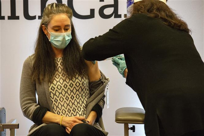 Hơn 1 triệu người dân Mỹ đã tiêm mũi đầu tiên vắcxin ngừa COVID-19 ảnh 1