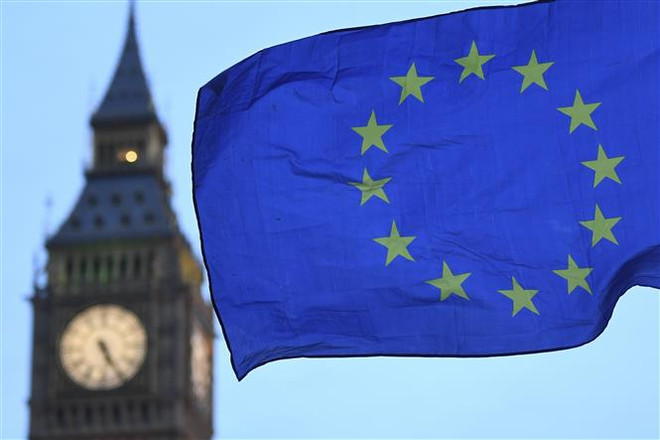 Cờ Liên minh châu Âu bay gần Tháp Elizabeth ở London, Anh. (Ảnh: AFP/TTXVN) Anh và EU đàm phán xuyên đêm để hoàn tất thỏa thuận thương mại ảnh 1