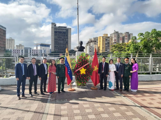 Tập thể cán bộ Đại sứ quán Việt Nam tại Venezuela và Cơ quan Tùy viên Quốc phòng tại lễ đặt vòng hoa trước Tượng đài Chủ tịch Hồ Chí Minh. (Ảnh: Đại sứ quán Việt Nam tại Venezuela) Kỷ niệm 76 năm ngày thành lập Quân đội Nhân dân Việt Nam tại Venezuela ảnh 1