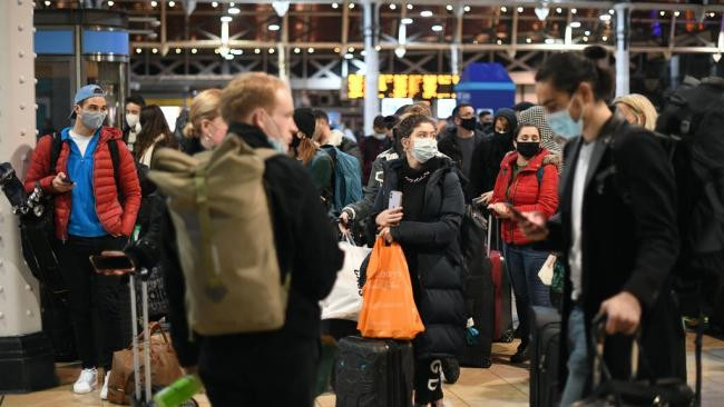 Ga St. Pancras đông nghịt người chen lấn. (Nguồn: thenational.scot) Dịch COVID-19: London có một mùa Giáng sinh khác lạ ảnh 3