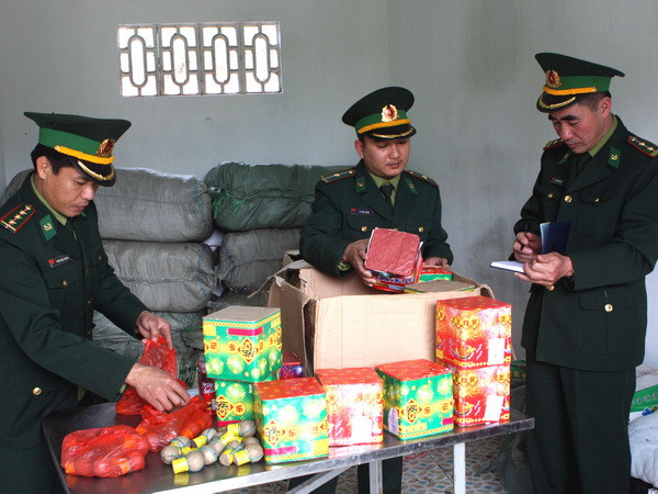 Bắt giữ một vụ vận chuyển gần 800kg pháo nhập lậu ảnh 1