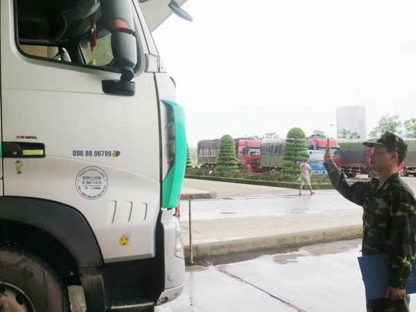 Cửa khẩu Lào Cai thông quan hàng hóa và khách du lịch đầu tiên ảnh 1