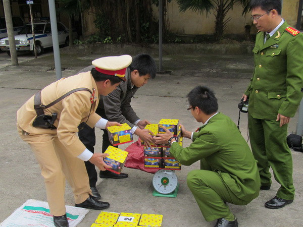 Cảnh sát Giao thông bắt giữ xe biển số Lào vận chuyển pháo lậu ảnh 1