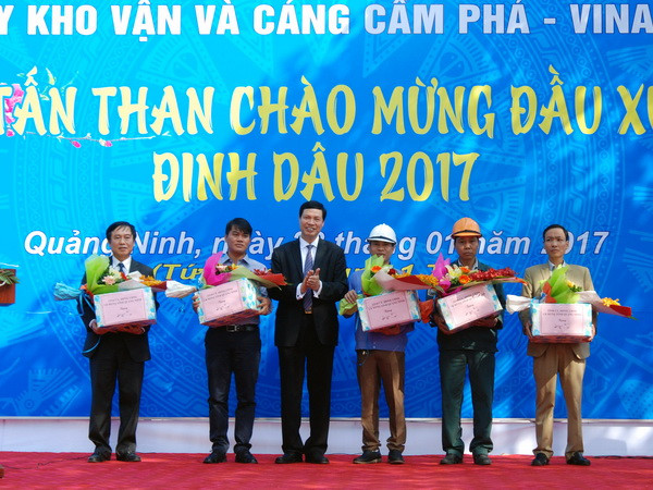 Vinacomin xuất tấn than đầu tiên của năm mới Đinh Dậu 2017 ảnh 1