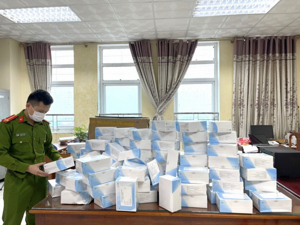 Hà Tĩnh: Thu 2.500 bộ xét nghiệm nhanh COVID-19 không rõ nguồn gốc ảnh 1