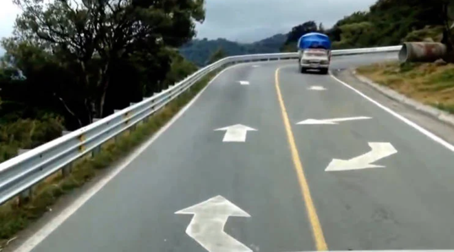 Tài xế được yêu cầu đi ngược chiều để đảm bảo an toàn giao thông ảnh 1