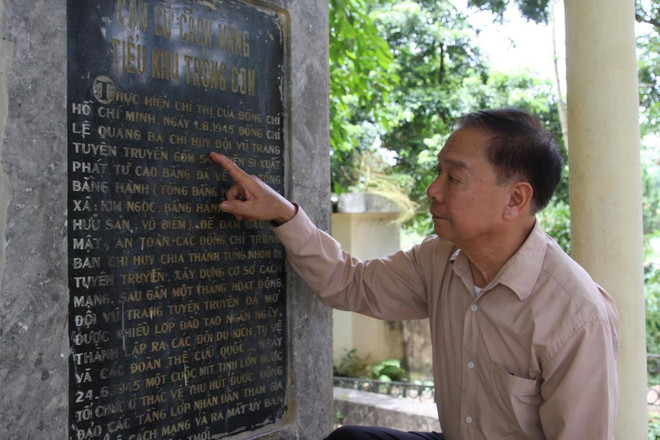 Trong ảnh: Ông Mai Ngọc Hồi giới thiệu về Di tích lịch sử cách mạng Tiểu khu Trọng Con, xã Bằng Hành, huyện Bắc Quang (Hà Giang). Ảnh: Nguyễn Chiến - TTXVN Tiểu khu Trọng Con - cái nôi của phong trào cách mạng ở Hà Giang ảnh 1