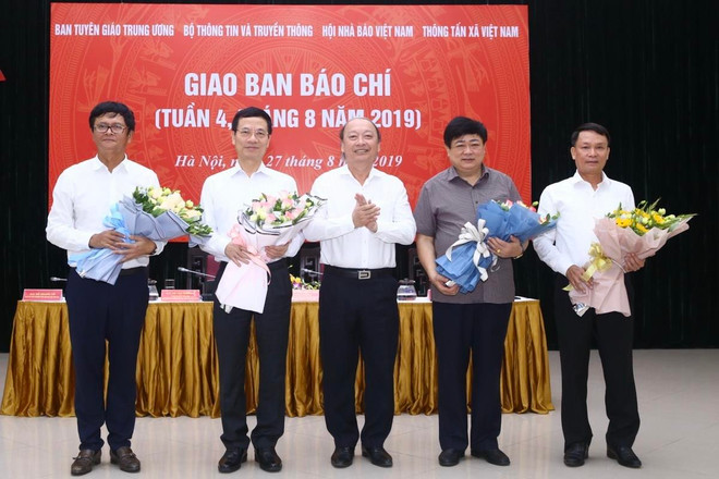 Ông Võ Văn Phuông, Phó Trưởng ban Thường trực Ban Tuyên giáo Trung ương tặng hoa chúc mừng 4 cơ quan: Bộ Thông tin và Truyền thông, Thông tấn xã Việt Nam, Đài Truyền hình Việt Nam và Đài tiếng nói Việt Nam. (Ảnh: Minh Quyết/TTXVN) Báo chí có sứ mệnh khơi dậy khát vọng về một Việt Nam hùng cường ảnh 1