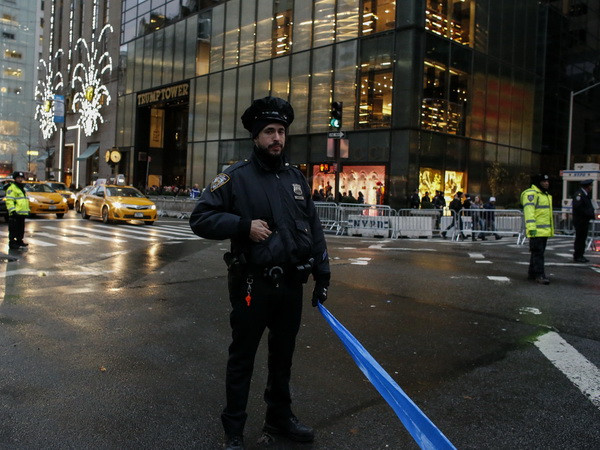 Cảnh sát Mỹ gác tại Tháp Trump ở New York. (Nguồn: AP/TTXVN) Mỹ cảnh báo nguy cơ tấn công quân sự trong dịp Năm mới ảnh 1