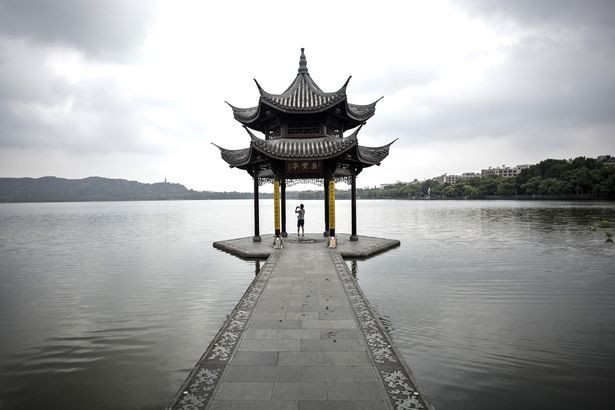 Thành phố Hàng Châu sẽ là điểm đến phù hợp cho những người muốn có một đêm giao thừa sâu lắng. (Nguồn: Getty) Những địa điểm đón mừng Năm mới lý tưởng nhất trên thế giới ảnh 6