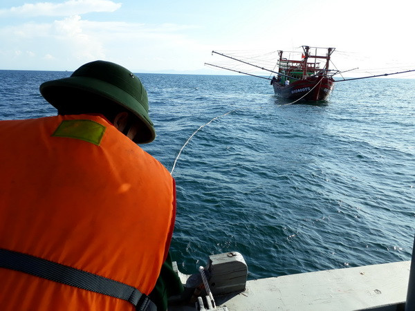 Cứu hộ tàu cá bị trôi dạt, đưa 10 ngư dân vào bờ an toàn ảnh 1