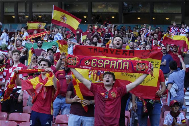 Cổ động viên Tây Ban Nha cổ vũ đội nhà trong trận gặp Croatia. (Ảnh: AFP/TTXVN) HLV Luis Enrique ca ngợi tinh thần Tây Ban Nha sau chiến thắng điên rồ ảnh 1