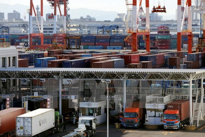 Bốc dỡ container hàng hóa ở cảng Tokyo của Nhật Bản. (Ảnh: EPA/TTXVN) Nhật-Trung nhất trí tiếp tục nỗ lực tránh xung đột bất ngờ trên biển ảnh 1