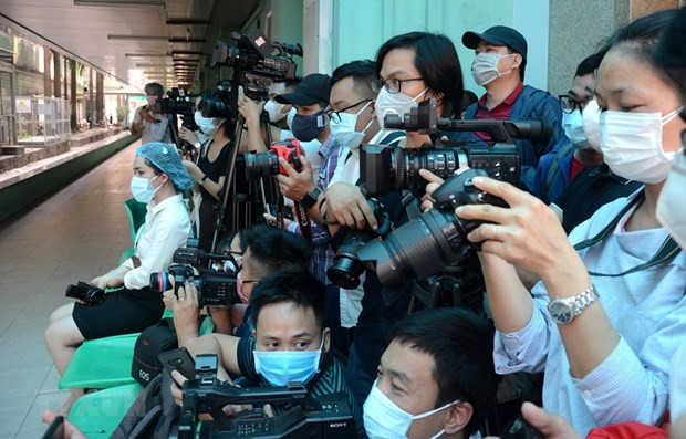 Phóng viên tác nghiệp. (Nguồn: TTXVN) Để báo chí phát triển chuyên nghiệp, là dòng tin chủ lưu tin cậy nhất ảnh 3