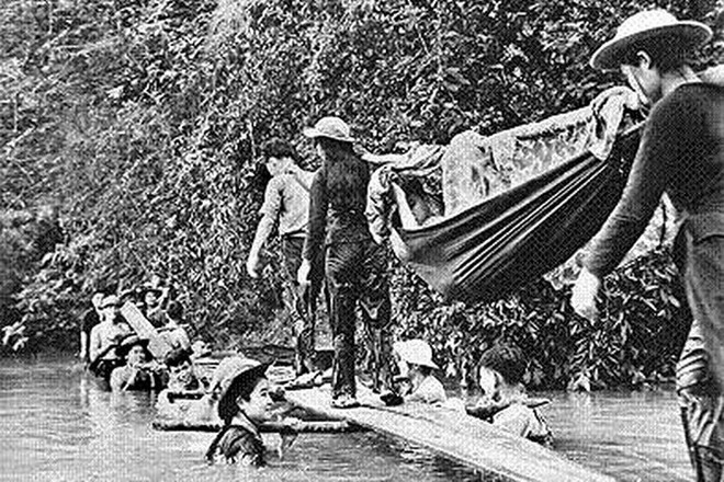 Bức ảnh chiến tranh mang tính biểu tượng Cầu người của nhà báo Phạm Văn Thính. Thông tấn xã Giải phóng: Ký ức của tác giả bức ảnh "Cầu người" ảnh 1