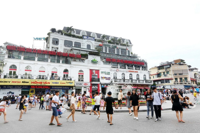 Hàng vạn người đổ về khu phố đi bộ quanh Hồ Hoàn Kiếm-Hà Nội. (Ảnh: TTXVN) Du lịch Hà Nội đang thực hiện nhiều giải pháp để kích cầu ảnh 1