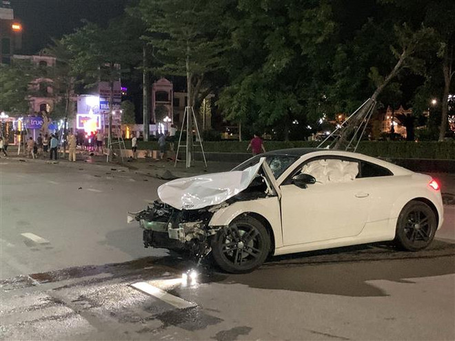 Chiếc xe gây tại nạn trên đường Hoàng Văn Thụ, thành phố Bắc Giang, tỉnh Bắc Giang. (Ảnh: TTXVN phát) Thực hiện cấm lái xe khi uống rượu bia - Không 'đánh trống bỏ dùi' ảnh 3