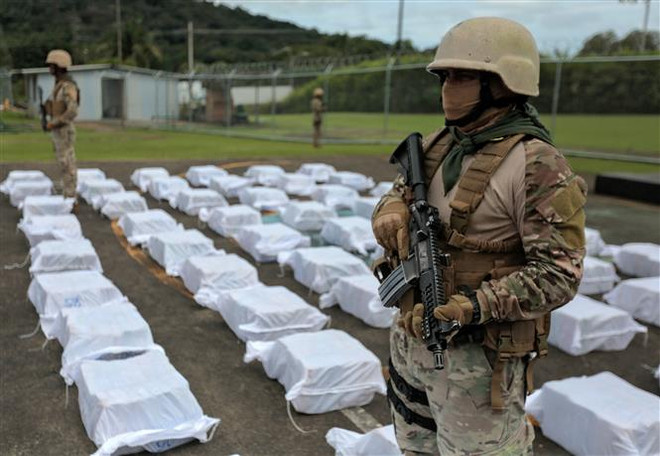 Cảnh sát Panama trưng bày số ma túy thu giữ trong chiến dịch chống buôn lậu ma túy tại Panama City. (Ảnh: AFP/TTXVN) Khu vực Mỹ Latinh đối mặt với một trật tự an ninh mới ảnh 1