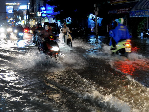 Đêm nay mưa dông diễn ra cả trên đất liền và biển, đề phòng tố lốc ảnh 1