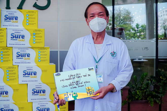 Nhân dịp này, các bác sỹ cũng bày tỏ cảm kích trước sự chia sẻ của cộng đồng, góp sức cùng đội ngũ y tế tuyến đầu mở rộng vùng xanh. (Nguồn: Vinamilk) Vinamilk Sure Prevent Gold tri ân những chiến sỹ áo trắng ảnh 5