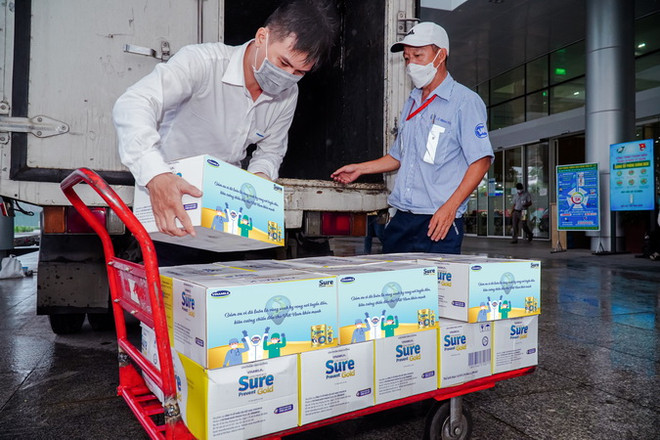 Các sản phẩm Sure Prevent Gold với những lời chúc “tuyến đầu khỏe mạnh” đã được các cán bộ-công nhân viên Vinamilk chuẩn bị cẩn thận để gửi đến các y bác sỹ tuyến đầu. (Nguồn: Vinamilk) Vinamilk Sure Prevent Gold tri ân những chiến sỹ áo trắng ảnh 7
