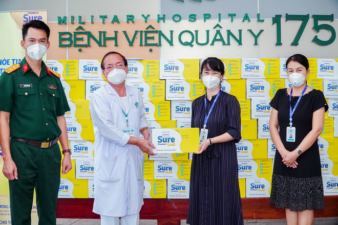 Đại diện Vinamilk gửi tặng món quà sức khỏe đến các “anh hùng áo trắng” tại Bệnh viện Quân y 175, Thành phố Hồ Chí Minh. (Nguồn: Vinamilk) Vinamilk Sure Prevent Gold tri ân những chiến sỹ áo trắng ảnh 2