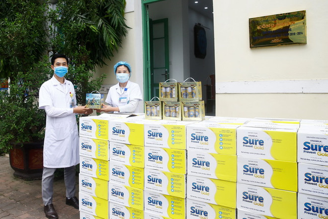 Các món quà sức khỏe cũng thay cho lời tri ân của nhãn hàng Sure Prevent Gold trân trọng gửi đến các y bác sỹ tại Bệnh viện Đa khoa Hà Đông, thành phố Hà Nội. (Nguồn: Vinamilk) Vinamilk Sure Prevent Gold tri ân những chiến sỹ áo trắng ảnh 4