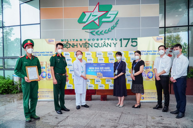 Đại diện Vinamilk gửi tặng món quà sức khỏe đến các “anh hùng áo trắng” tại Bệnh viện Quân y 175, Thành phố Hồ Chí Minh. (Nguồn: Vinamilk) Vinamilk Sure Prevent Gold tri ân những chiến sỹ áo trắng ảnh 1