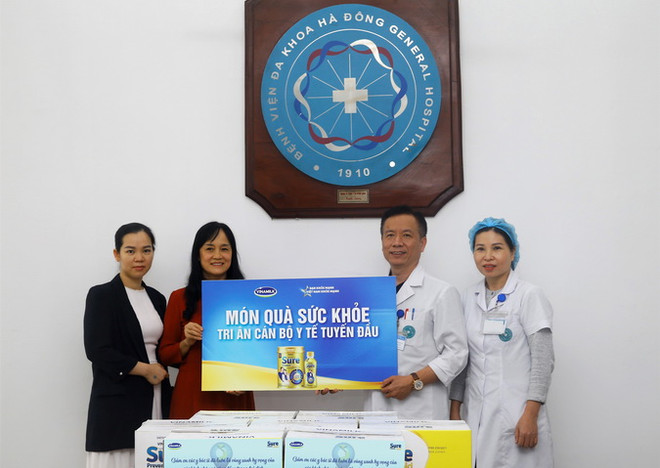 Các món quà sức khỏe cũng thay cho lời tri ân của nhãn hàng Sure Prevent Gold trân trọng gửi đến các y bác sỹ tại Bệnh viện Đa khoa Hà Đông, thành phố Hà Nội. (Nguồn: Vinamilk) Vinamilk Sure Prevent Gold tri ân những chiến sỹ áo trắng ảnh 3