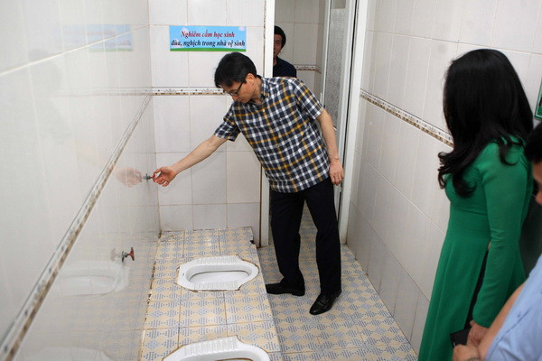 Phó Thủ tướng Vũ Đức Đam kiểm tra công tác vệ sinh tại Trường Tiểu học Đặng Trần Côn. (Ảnh: Thanh Tùng/TTXVN) ''Câu chuyện nhà vệ sinh là việc nhỏ nhưng cần được quan tâm'' ảnh 2