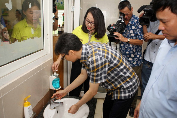 Phó Thủ tướng Vũ Đức Đam kiểm tra công tác vệ sinh tại Trường mầm non Thanh Xuân Bắc. (Ảnh: Thanh Tùng/TTXVN) ''Câu chuyện nhà vệ sinh là việc nhỏ nhưng cần được quan tâm'' ảnh 1