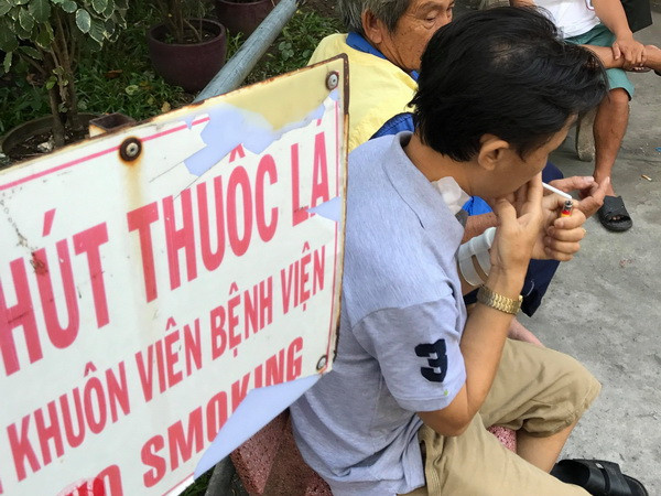 Cấm hút thuốc lá trong bệnh viện: Vẫn ''bắt cóc bỏ đĩa'' ảnh 1