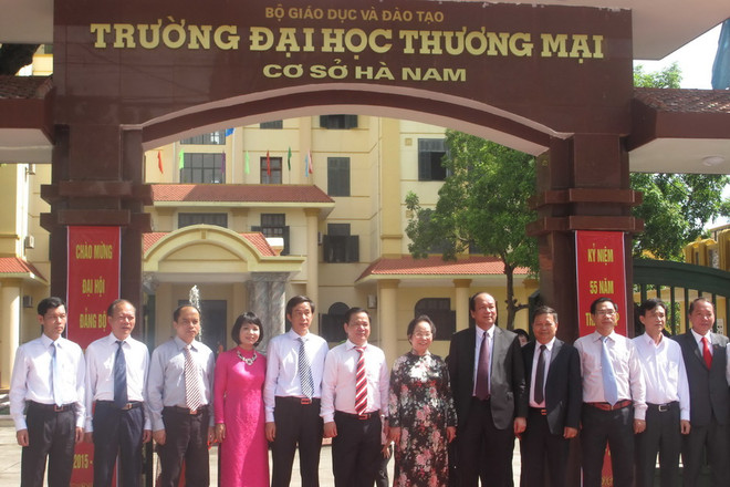 Phó Chủ tịch nước dự lễ gắn biển Đại học Thương mại ở Hà Nam ảnh 1