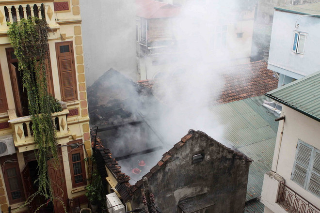 Kịp thời dập tắt đám cháy gần cây xăng tại tỉnh Điện Biên ảnh 1