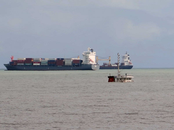 103.000 lít dầu DO và hơn 110 tấn dầu FO đang chìm dưới biển Quy Nhơn ảnh 1