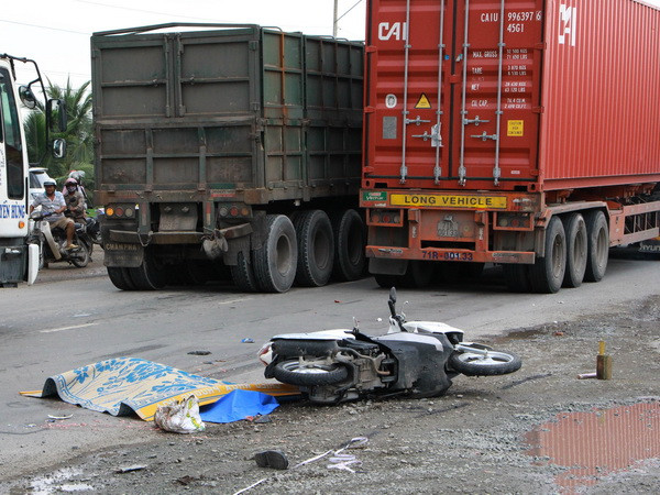 Long An: Xe container húc xe máy chở 2 cha con, cha tử vong tại chỗ ảnh 1