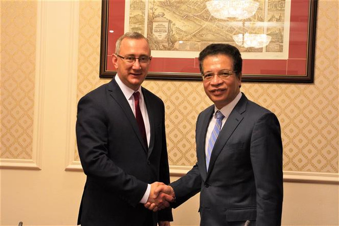 Đại sứ Đặng Minh Khôi (phải) và Thống đốc tỉnh Kaluga Vladislav Shapsha. (Ảnh: TTXVN phát) Tỉnh Kaluga đánh giá cao các sáng kiến tăng cường hợp tác của Việt Nam ảnh 1