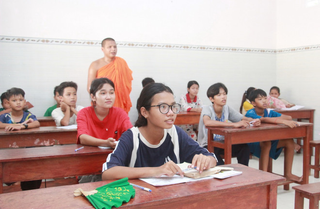 Việc giảng dạy chữ Khmer vào dịp Hè được các chùa trên địa bàn tỉnh Bạc Liêu duy trì hàng năm. (Ảnh: Chanh Đa/TTXVN) ttxvn_1706_Khmer (3).jpg