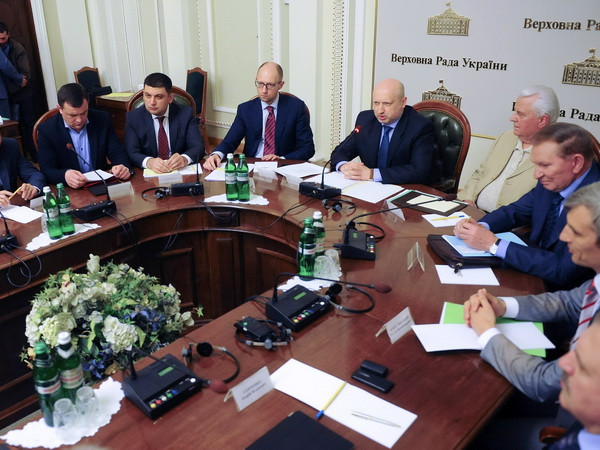 Tổng thống lâm thời Ukraine Oleksandr Turchynov (giữa) chủ trì Hội nghị bàn tròn thống nhất dân tộc, diễn ra ở Quốc hội Ukraine ngày 14/5 vừa qua. (Ảnh: AFP/TTXVN) Ukraine loại trừ khả năng đàm phán song phương với Nga ảnh 1