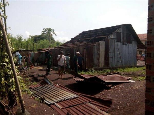 An Giang: Mưa lớn kèm lốc xoáy làm tốc mái, sập gần 160 ngôi nhà ảnh 1