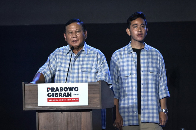 Ứng viên Tổng thống Indonesia Prabowo Subianto (trái) phát biểu sau khi kết quả thăm dò bầu cử được công bố, tại Jakarta ngày 14/2. (Ảnh: AFP/TTXVN) ttxvn_tong_tuyen_cu_indonesia_ong_prabowo_subianto_tuyen_bo_gianh_chien_thang.jpg