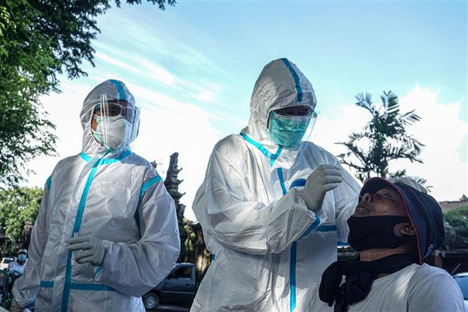 Indonesia huy động quân đội và cảnh sát truy vết bệnh nhân COVID-19 ảnh 1