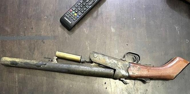 Nhặt súng tự chế trong bụi cỏ, một nhân viên bảo vệ rừng bị thương ảnh 1