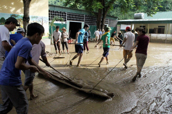 Huy động lực lượng, tích cực giúp đỡ dân khắc phục hậu quả mưa lũ ảnh 1