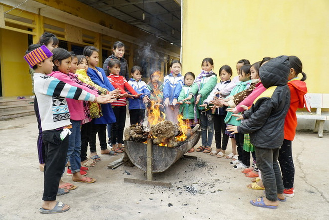 Cô và trò Trường Phổ thông Dân tộc Bán trú Tiểu học Leng Su Sìn, huyện Mường Nhé, tỉnh Điện Biên, đốt lửa sưởi ấm. (Ảnh: Xuân Tư/TTXVN) Tiếp tục ứng phó với không khí lạnh, rét đậm và gió mùa Đông Bắc ảnh 1