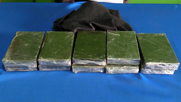 Công an Lào Cai bắt 2 đối tượng vận chuyển trái phép 23 bánh heroin ảnh 1