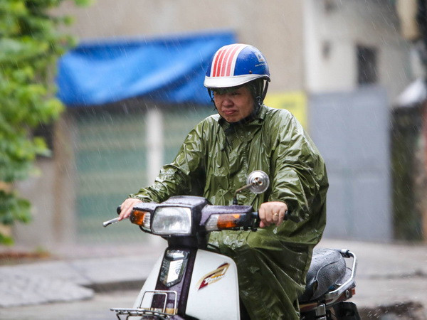 Mưa rào và dông khắp các vùng trong cả nước ngày cuối tuần ảnh 1