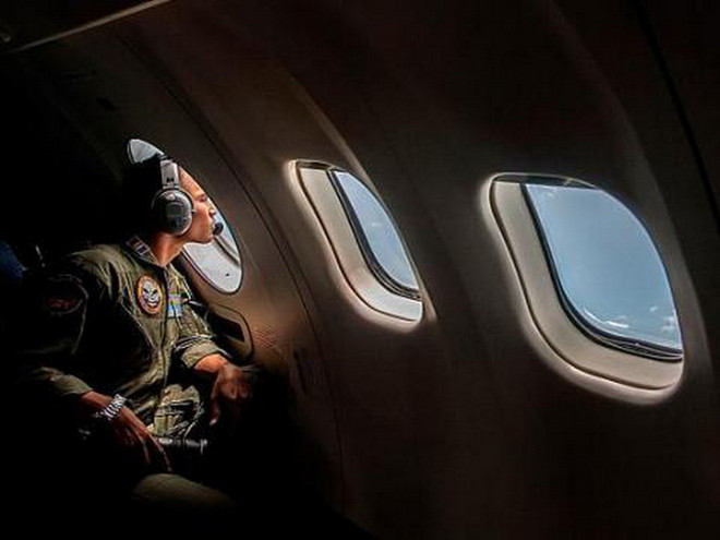 Thu được hình ảnh nghi là thân máy bay QZ8501 dưới đáy biển Java ảnh 1