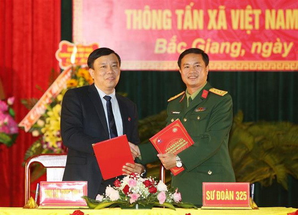 Trung tâm Truyền hình Thông tấn kết nghĩa với Sư đoàn 325 ảnh 1